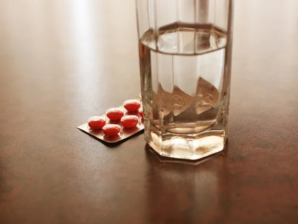 Tabletler ve cam — Stok fotoğraf