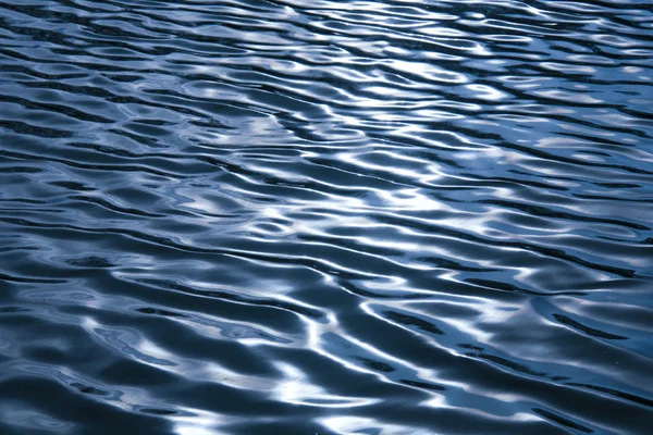 Волны на воде — стоковое фото