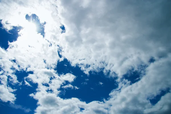 Sonne und blauer Himmel — Stockfoto