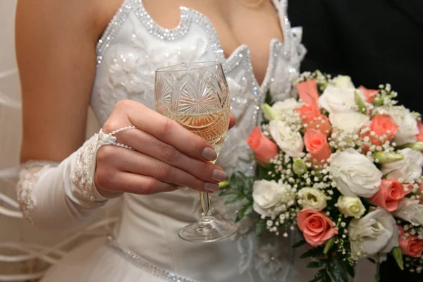 Braut mit Glas Champagner — Stockfoto