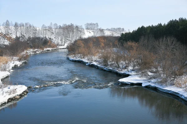 Зимний пейзаж с рекой — стоковое фото