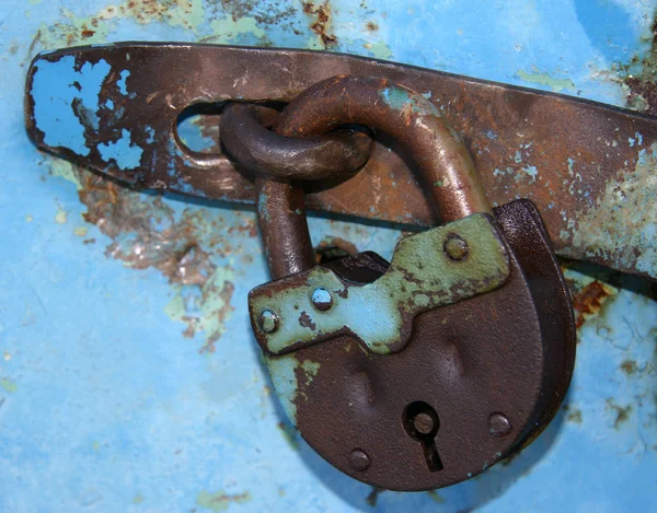 Cerradura con bisagras vieja, oxidada . — Foto de Stock