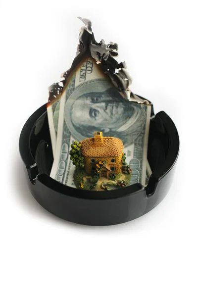 Geld und Haus verbrennen — Stockfoto