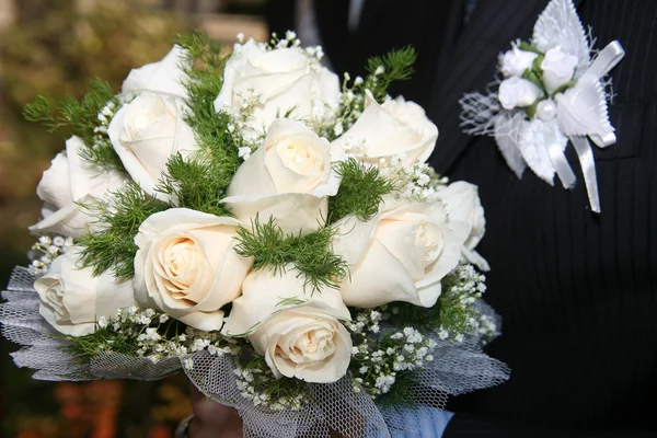 Bruidegom met bruiloft boeket — Stockfoto