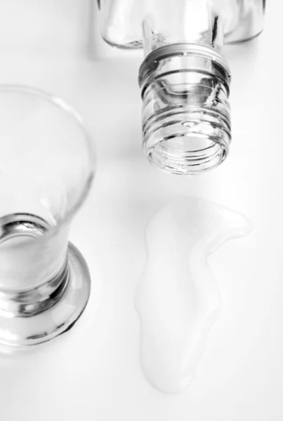 Bottiglia e mucchio di vetro — Foto Stock