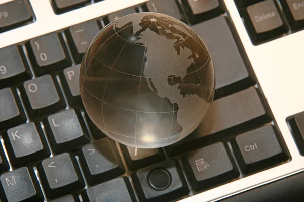 Globus auf Tastatur — Stockfoto