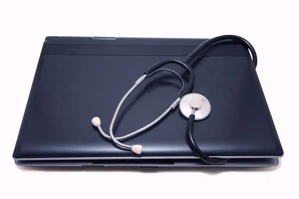 Noytbook i stetoskop — Zdjęcie stockowe