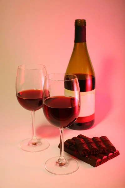 ワインとチョコレートάσπρα εμπορευματοκιβώτια — ストック写真