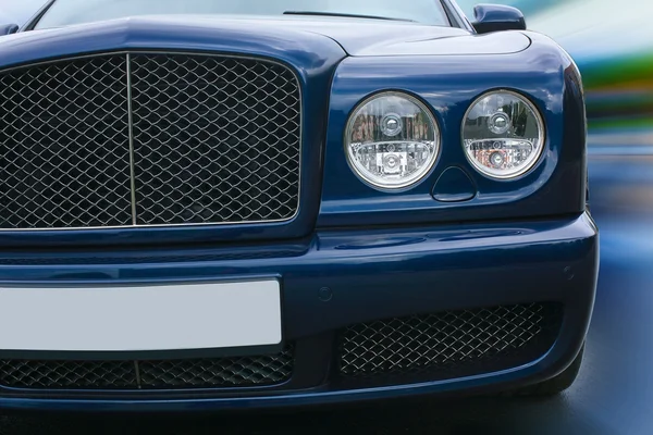 Prestigeobjekt dunkelblaues Auto geht auf Straße — Stockfoto