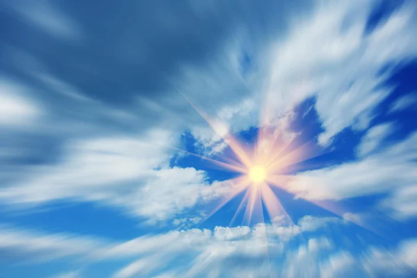 Vuelo al sol en el hermoso cielo azul — Foto de Stock