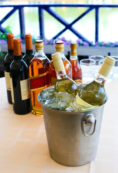 テーブルの上のワイン ブランデー コニャック — ストック写真