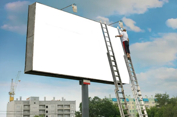 Fehér billboard és a munkavállaló — Stock Fotó