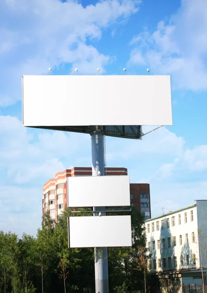 Bílý billboard proti obloze — Stock fotografie