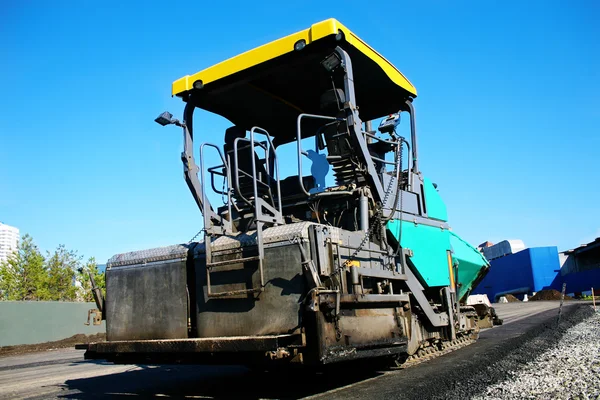 Espalhador de asfalto em nova estrada para a cidade . — Fotografia de Stock