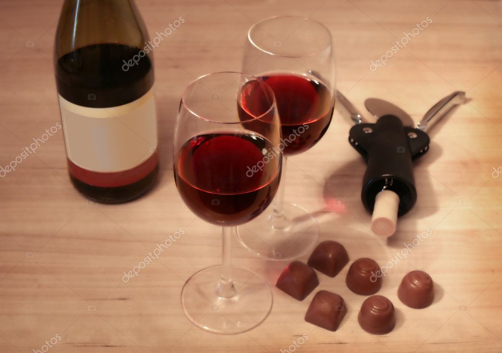 Вино На Столе Дома Фото