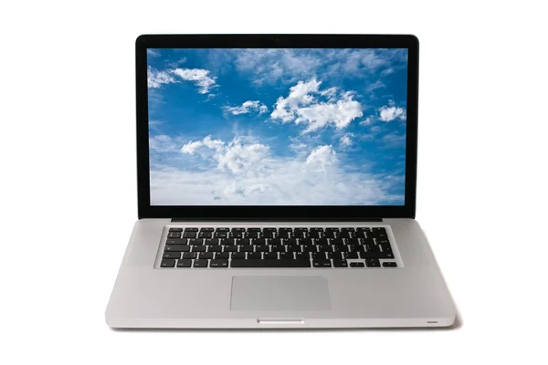 Ноутбук с небом на экране — стоковое фото