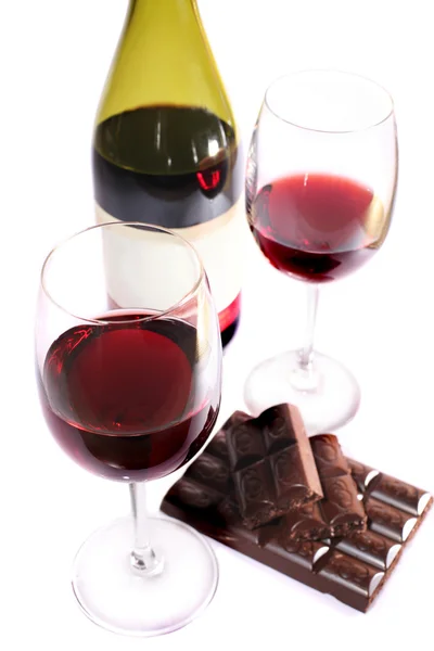 Два бокала вина и шоколад — стоковое фото