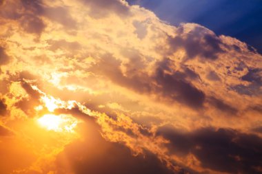 cumulus bulutları ile güzel parlak gün batımı.