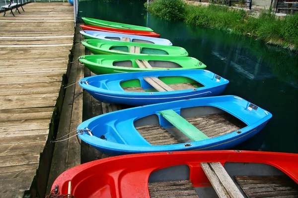 Colour boats at landing stage ashore — Stock Photo, Image