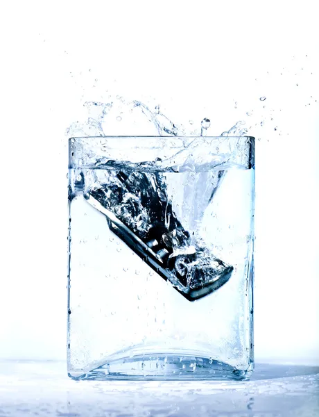 Telefone celular em água — Fotografia de Stock