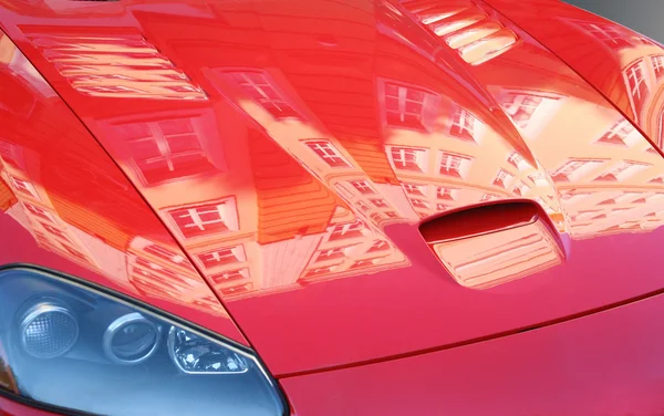 Capucha de coche deportivo rojo — Foto de Stock