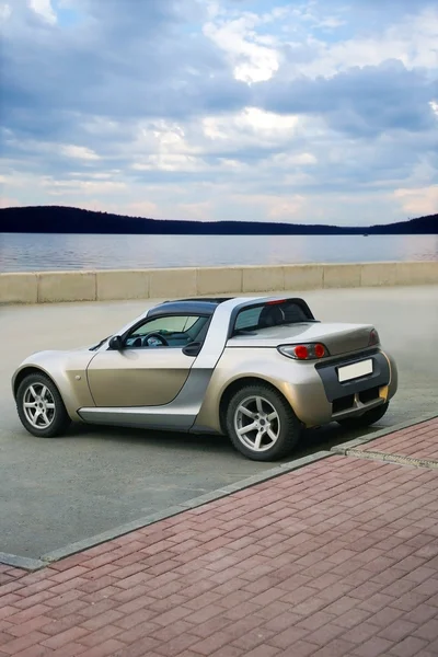 Car on bank of lake — Stock Photo, Image