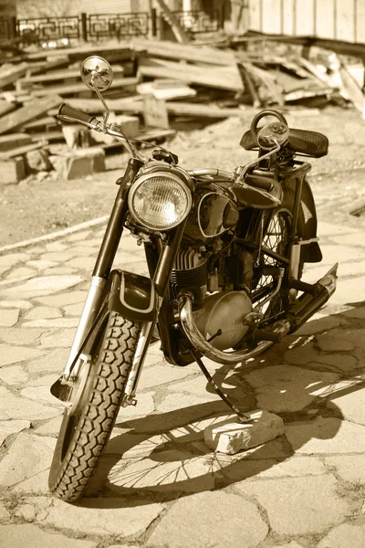 Ρετρό μοτοσικλέτα στην αυλή — Φωτογραφία Αρχείου