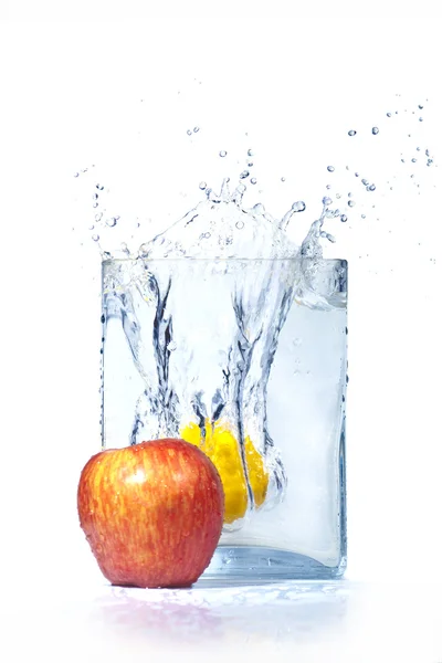 リンゴとレモンの水とはねかける — ストック写真