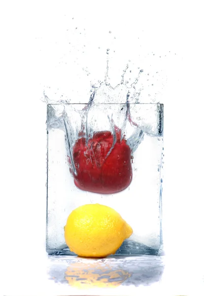 Maçã e limão na água — Fotografia de Stock
