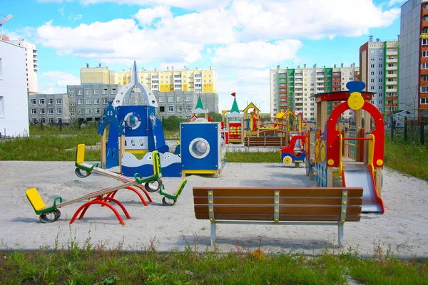 Дитячий садок в районі нового міста — стокове фото
