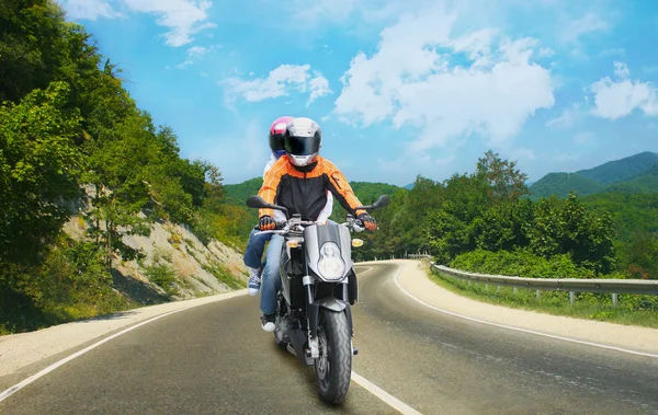 Dos van en motocicleta en carretera de montaña — Foto de Stock