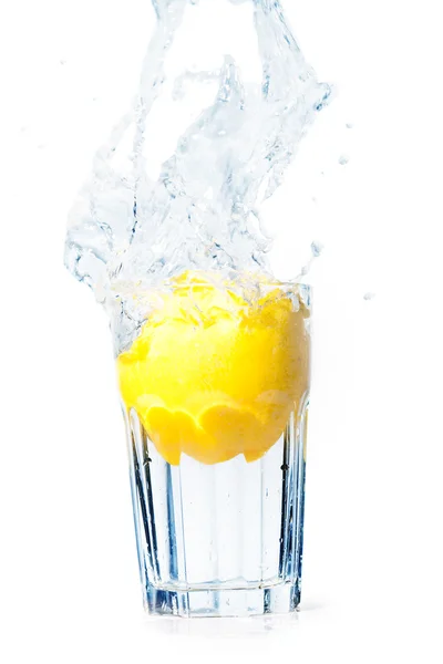 柠檬在玻璃用水下降 — 图库照片