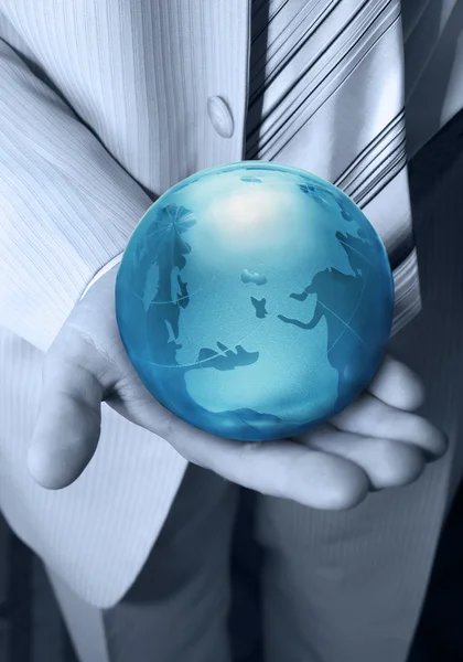 Globus in Händen eines Geschäftsmannes — Stockfoto
