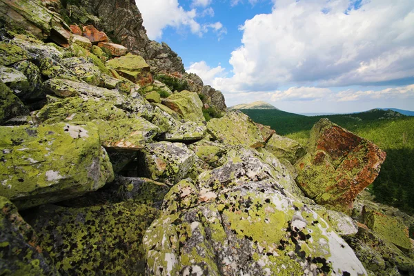 Kamień przeciwko dolina góra — Zdjęcie stockowe