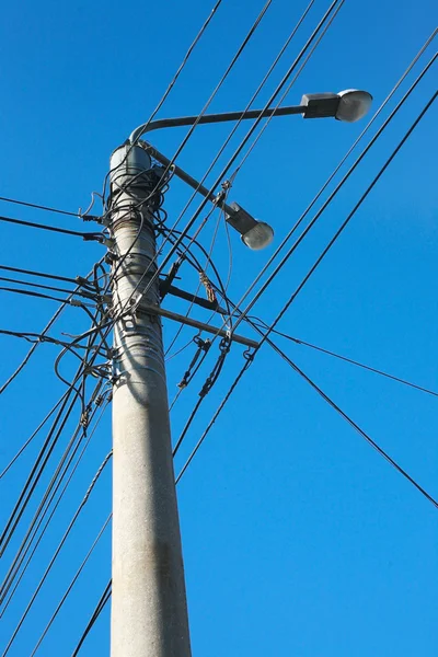 Columna con faroles cables eléctricos — Foto de Stock