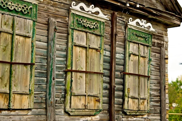 Verlaten houten huis. — Stockfoto
