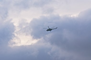 Bulutlardaki helikopter.