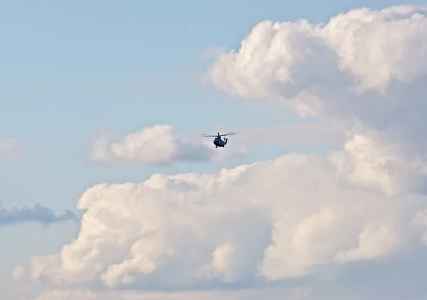 Helicóptero no céu nublado — Fotografia de Stock