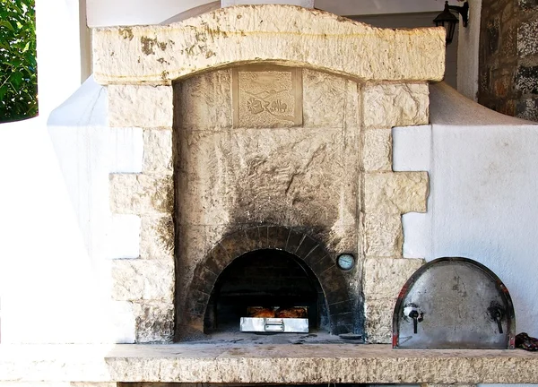 Een oude stenen oven. — Stockfoto