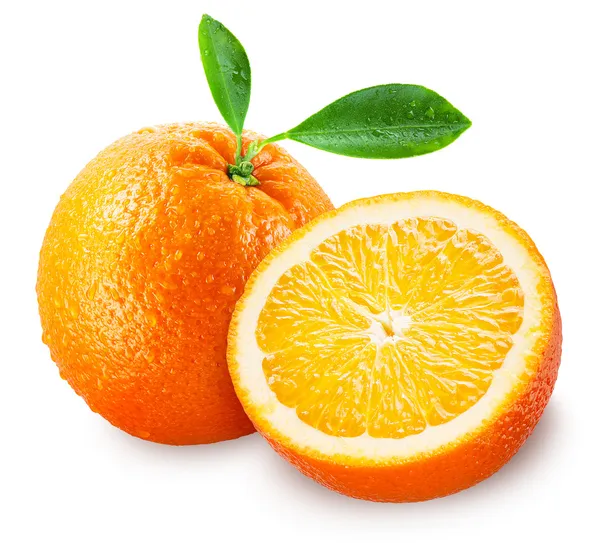 Skivad apelsin frukt med blad isolerade på vitt. urklippsbana — Stockfoto