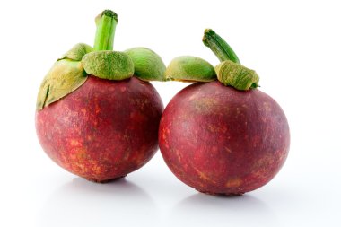 mangosteen. İki meyve üzerinde beyaz izole