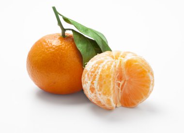 mandarine üzerinde beyaz izole. kırpma yolu