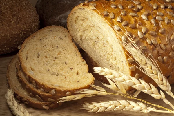 Natureza morta com pão e espigas de trigo — Fotografia de Stock