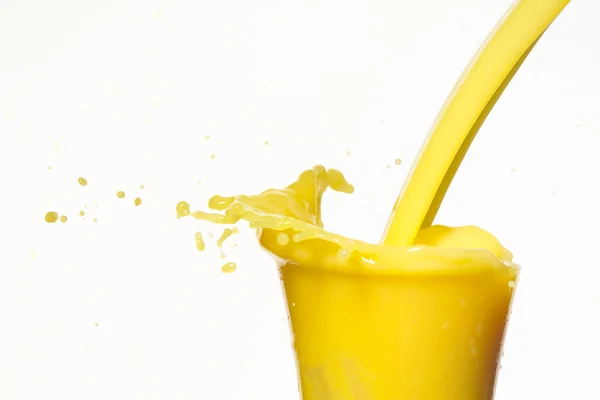 Färsk apelsinjuice i glas isolerad på vitt — Stockfoto