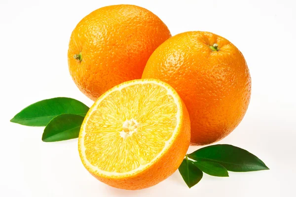오렌지 과일... 두 과일과 잎 백색 backgrou에 고립 된 반 — 스톡 사진