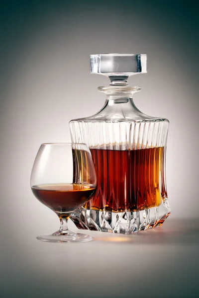 Bicchiere e bottiglia di brandy. Percorso di ritaglio — Foto Stock