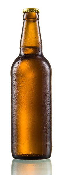 Láhev hnědá piva s kapkami na bílém pozadí. — Stock fotografie