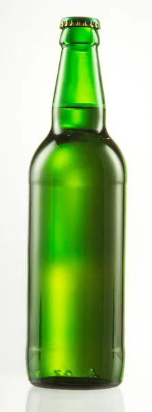 Beyaz arka planda izole edilmiş bir şişe bira. — Stok fotoğraf
