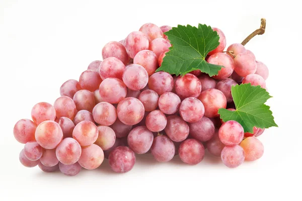Vörös szőlő, fehér alapon izolált levelekkel — Stock Fotó