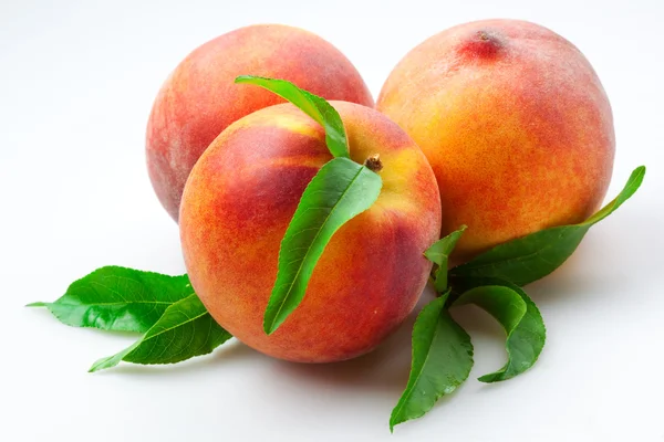 Pfirsich. Früchte mit Blättern. isoliert auf weiß — Stockfoto